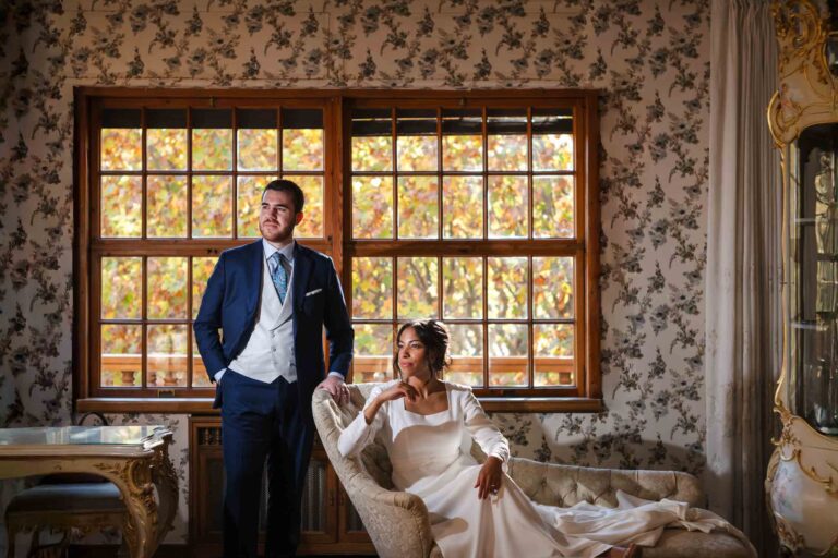 Fotografía artística de pareja en Villa Santa Ana, Zaragoza, realizada por el fotógrafo de bodas Carlos Santanatalia.