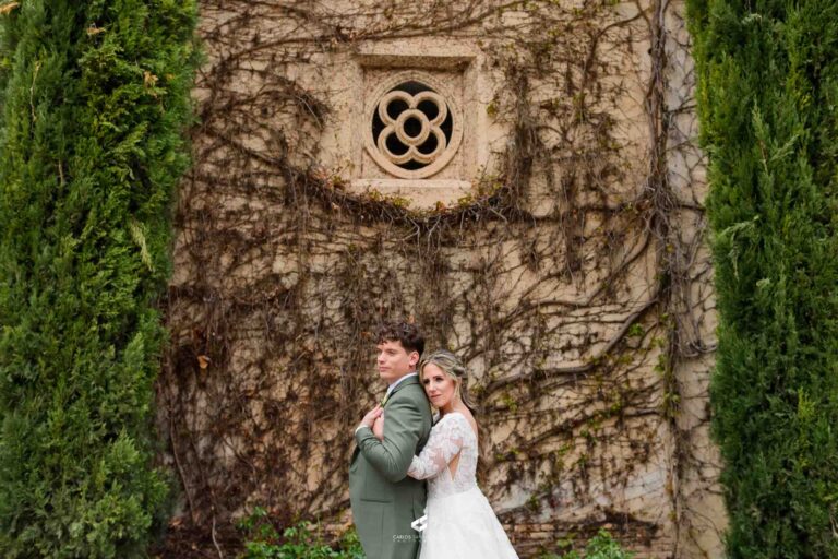 Fotografía de boda de Débora y Rubén en el Palacio de los Duques de Villahermosa en Zaragoza, con catering de Guian Catering. Reportaje de boda natural por el fotógrafo Carlos Santanatalia.