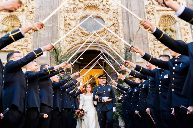 Boda militar de Pablo y Clara en la Iglesia de San Cayetano y Finca Las Hiedras, Zaragoza. Salida con arco de sables.
